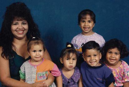 Melissa Lucio con algunos de sus hijos, en una imagen de archivo.