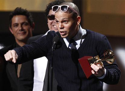 René Pérez, cantante de Calle 13, recoge uno de sus premios.