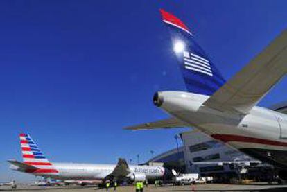 La nueva compañía, forjada tras varios años de negociaciones, realiza cerca de 6.700 vuelos diarios y sirve más de 330 destinos en 54 países. EFE/Archivo