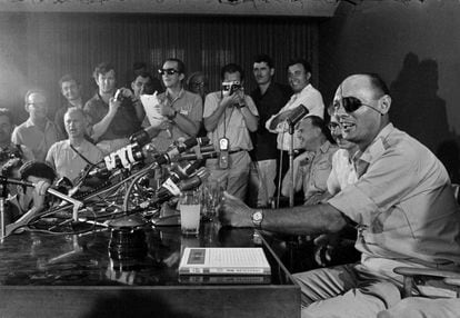 Moshé Dayán, político y militar israelí, habla ante la prensa en Tel Aviv en su primera comparecencia tras tomar posesión como ministro de Defensa del país, el 3 de junio de 1967.
