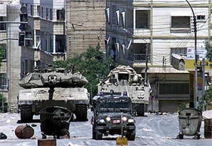 Blindados israelíes patrullaban ayer por el centro de la ciudad de Nablús, en Cisjordania.