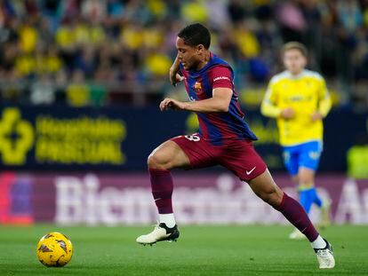 Vitor Roque durante el Cádiz-Barcelona del pasado 14 de abril.