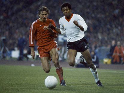 Gayle, a la derecha, ante Dremmler, en el Bayern-Liverpool de 1981.