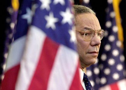 El secretario de Estado Colin Powell mira mientras el presidente Bush se dirige a los empleados del Departamento de Estado en Washington, el 15 de febrero de 2001.