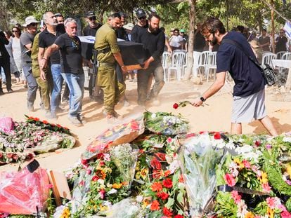 Entierros en el kibutz Revivim este domingo de vecinos del kibutz Beeri asesinados por Hamás, ante la imposibilidad de recibir sepultura en su comunidad por ser zona militar cerrada.
