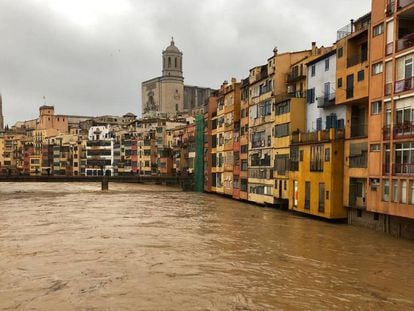 El río Onyar, a su paso por Girona. En vídeo,
un tramo de la N-24 entre Girona y Figueres sin iluminación.