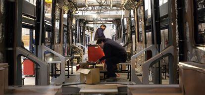 Dos operarios trabajan en la planta de CAF Santana de Linares (Jaén).