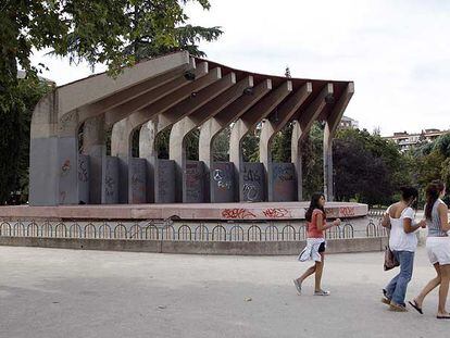 Tres jóvenes pasean junto al auditorio del parque de Berlín.