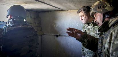 El presidente Poroshenko en una visita militar. 