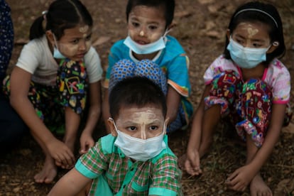 Cuatro niños asisten a un funeral en Rangún, Birmania.