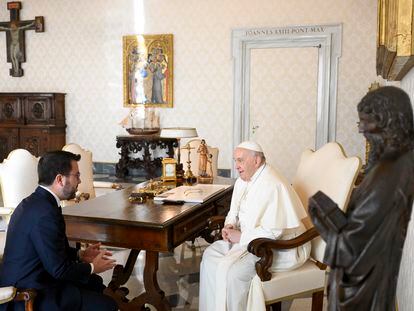 El papa Francisco (d) durante el encuentro de este lunes con el presidente catalán, Pere Aragonès (i), en el Vaticano.