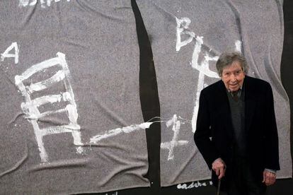 Antoni Tàpies, ante una de sus obras en la reapertura de la sede de su fundación, en Barcelona, en marzo de 2010.