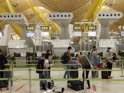 Pasajeros con sus maletas en las instalaciones de la Terminal T4 del aeropuerto de Madrid-Barajas. 