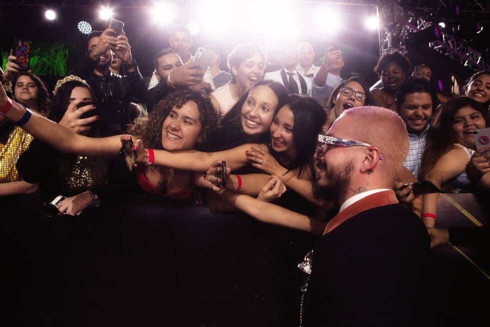 J Balvin, rodeado de fans en la alfombra roja de la gala del Premio Lo Nuestro en Miami.
