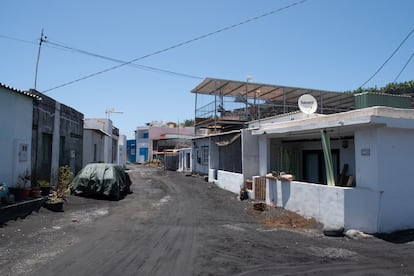 El asentamiento de La Bombilla, a pie de playa, fue uno de los barrios desalojados debido a los altos niveles de dióxido de carbono. Las cenizas del volcán siguen presente por todas partes.