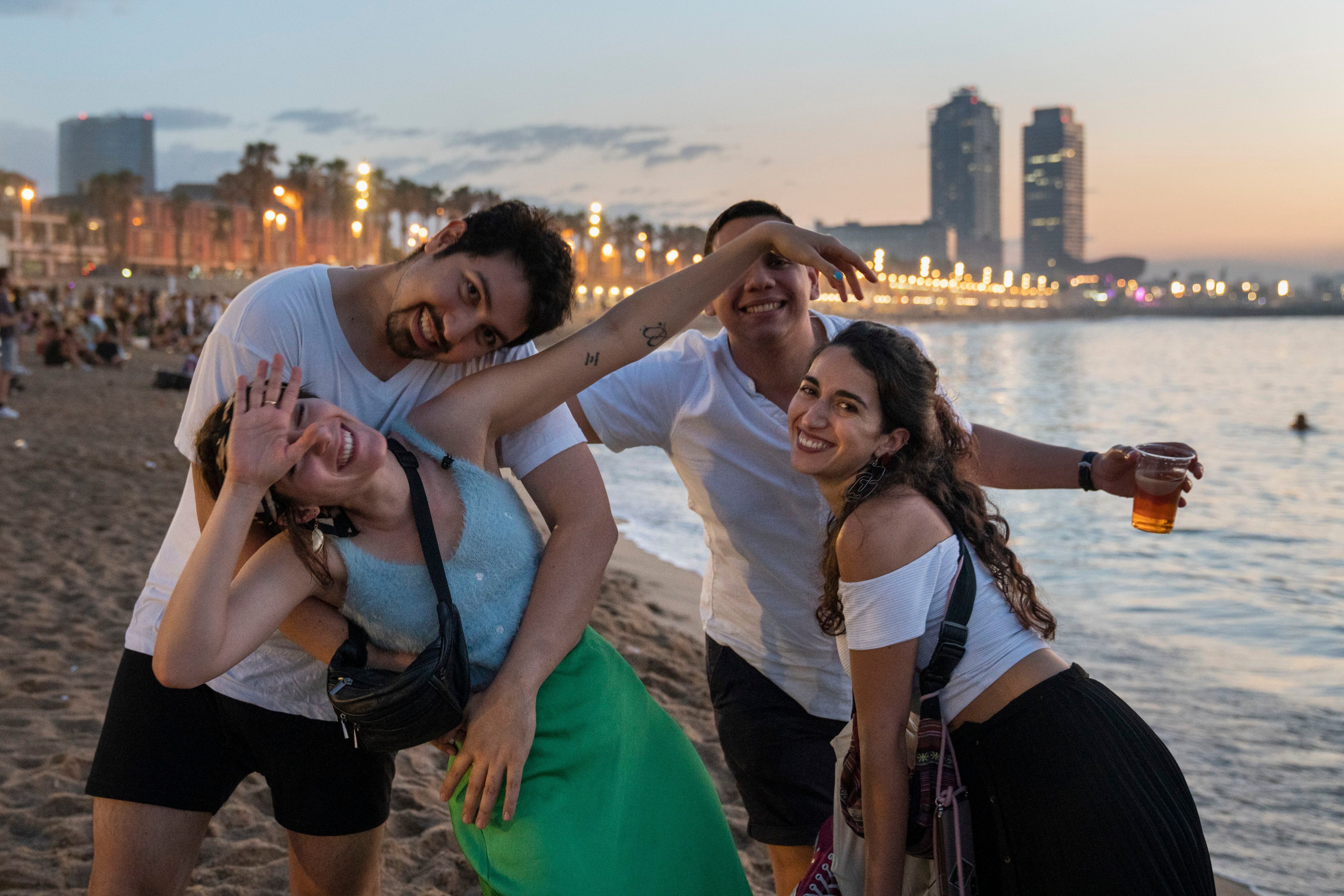 Un grupo de jóvenes celebra la verbena en la madrugada de hoy, en la playa de la Barceloneta.
