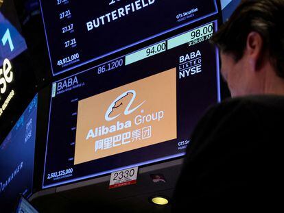 Panel con el logo de Alibaba en la Bolsa de Nueva York.