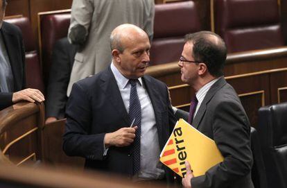 El ministro de Cultura, Jos&eacute; Ignacio Wert, y Alfred Bosch, de Esquerra, ayer en el Congreso.