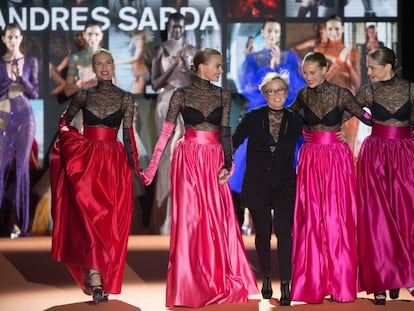 Judit Mascó, Verónica Blume, Vanesa Lorenzo i Martina Klein tanquen, amb Nuria Sardá, la desfilada d'Andrés Sardá.