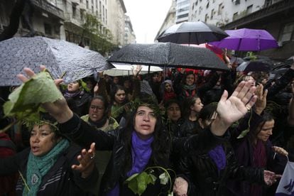 Miles de mujeres participan de la marcha convocada por la plataforma social "Ni Una Menos", en Buenos Aires.