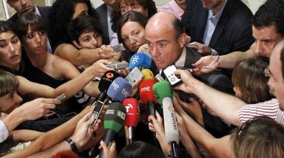 Guindos, haciendo declaraciones en el Congreso.