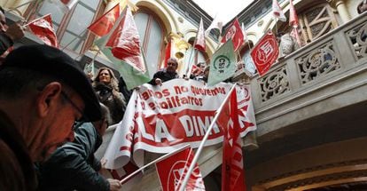 Momento en el que los sindicalistas ocupan la sede del Gobierno valenciano.