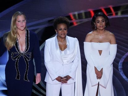 Desde la izquierda. Amy Schumer, Wanda Sykes y Regina Hall, en la gala de entrega de los Oscar.