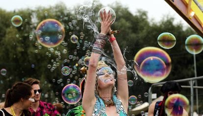 Una asistente al Bestival de Inglaterra, rodeada de burbujas de jabón.