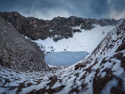 La laguna Roopkund alberga en su interior y sus alrededores cientos de esqueletos