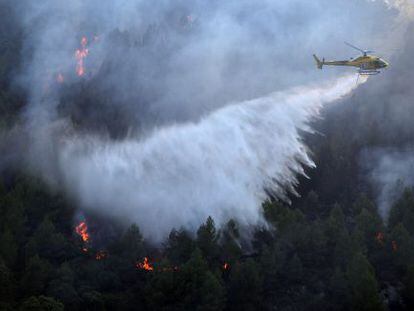 Un helic&oacute;ptero intenta sofocar el incendio de Vilaverd, Tarragona.