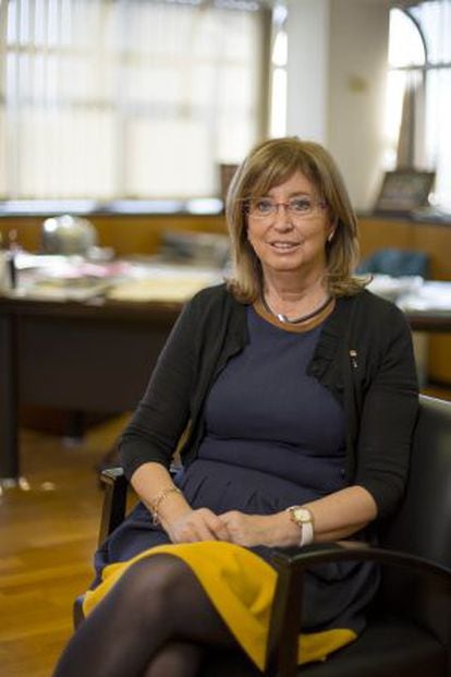 La consejera de Enseñanza de Cataluña, Irene Rigau, en su despacho.