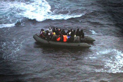 Los inmigrantes rescatados por la Armada, en la lancha en la que fueron trasladados la noche del 13 de diciembre.