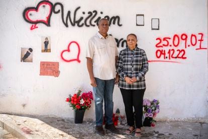 Los abuelos de William Bonilla, asesinado el pasado diciembre, posan en el lugar del asesinato frente a su casa en Villaverde en Madrid. 