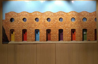 Panel expositivo del proyecto Holmes Road Studios, de Peter Barber architects.