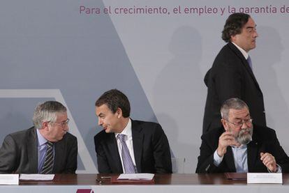 De izquierda a derecha, Toxo, Zapatero, Méndez y Rosell, el pasado febrero en La Moncloa.