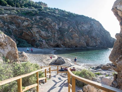 Acceso por la banda oriental a cala Cortina, la única playa de la ciudad de Cartagena.