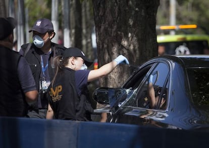 Los forenses examinan la escena del homicidio.