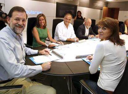 Rajoy, junto a los dirigentes del PP, antes de comenzar el segundo comité de crisis