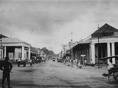 Una calle de Yakarta, capital de Indonesia, en 1921.