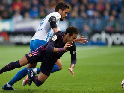 Neymar lucha por el bal&oacute;n ante Garc&iacute;a Recio.