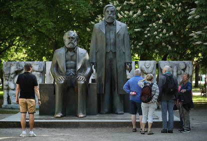 Estatuas de Karl Marx y Friedrich Engels en un parque de Berlín, Alemania.