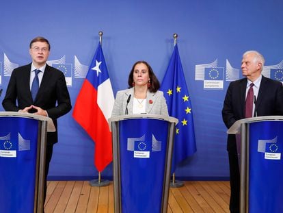 Desde la izquierda: los vicepresidentes de la Comisión Europea, Valdis Dombrovskis y Josep Borrell; en el medio, la ministra de Asuntos Exteriores chilena, Antonia Urrejola, este viernes en Bruselas.