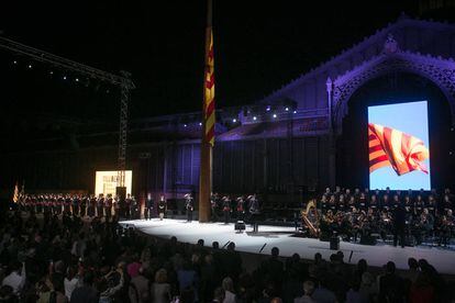 Carles Puigdemont y Carme Forcadell, durante el acto institucional de la Diada en el Born.