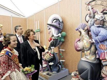 La alcaldesa de Valencia, Rita Barber&aacute;, con las falleras mayores de Valencia durante su visita a la Exposici&oacute;n del Ninot.