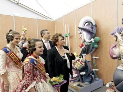 La alcaldesa de Valencia, Rita Barber&aacute;, con las falleras mayores de Valencia durante su visita a la Exposici&oacute;n del Ninot.