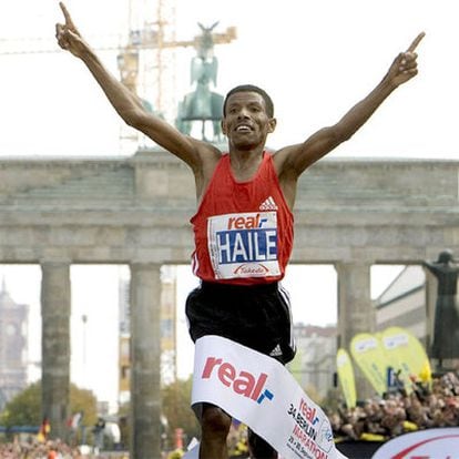 Haile Gebrselassie celebra la victoria y el récord del mundo de maratón en Berlín el 30 de septiembre de 2007.