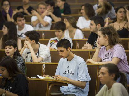 Alumnos haciendo la Selectividad en la Facultad de Biología de la UB.