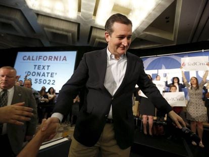Ted Cruz saluda a sus partidarios en Irvine, California, el lunes.