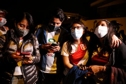Algunos simpatizantes de Keiko Fujimori revisan sus celulares este domingo en Lima.