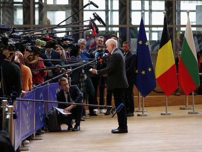 El jefe de la diplomacia europea, Josep Borrell, atiende a los medios antes de la reunión de ministros de Exteriores de la UE, este lunes en Bruselas.